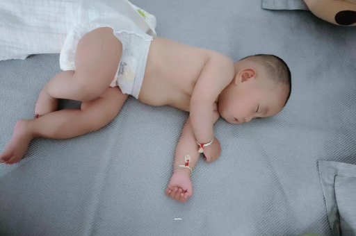 专业助孕公司宝宝胳膊上起红疙瘩